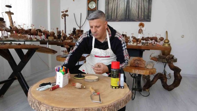 Doğadan Topladığı Ağaç Parçalarını Sanata Dönüştürüyor