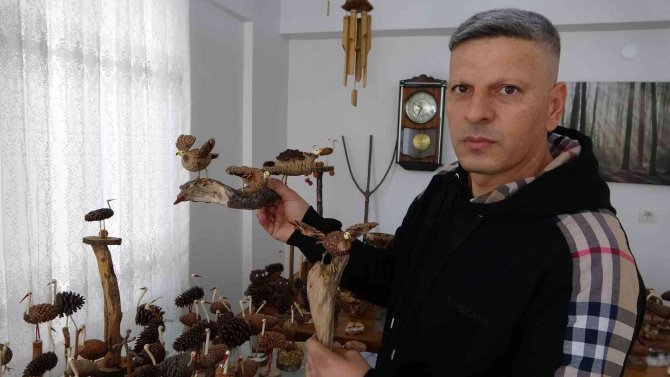 Doğadan Topladığı Ağaç Parçalarını Sanata Dönüştürüyor