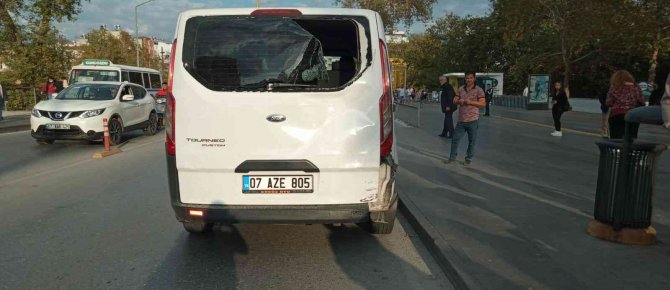 Panelvana Arkadan Çarpıp Kaskıyla Camı Patlattı