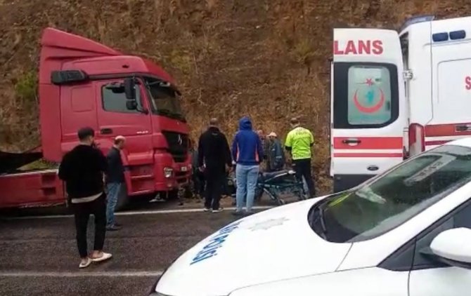Tır Devrildi, Mersin-antalya Yolu 3 Saat Ulaşıma Kapandı