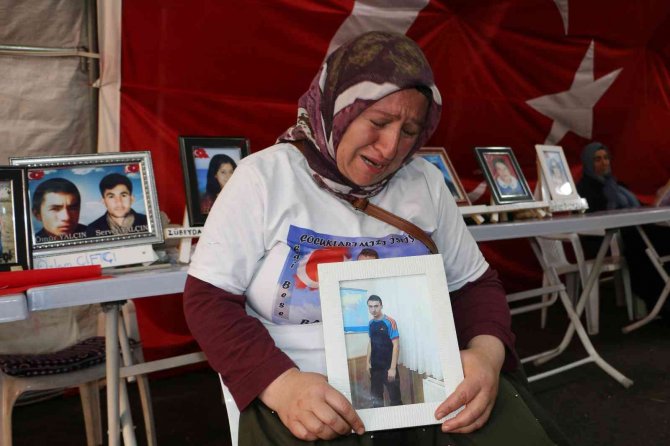 Evlat Nöbetindeki Annelerden Pkk’ya Gözdağı: “Şehirde Biz Enselerindeyiz, Dağda Güvenlik Güçleri”