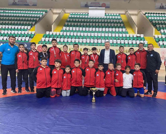 Güreş Minderinde ‘Yıldırım’ Fırtınası