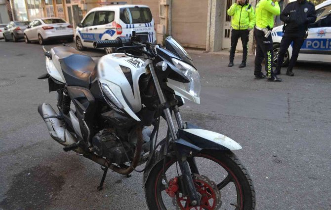 Plakasız Motosikleti Yürütürken Yakalanan Şahsın 4 Ayrı Aranması Çıktı