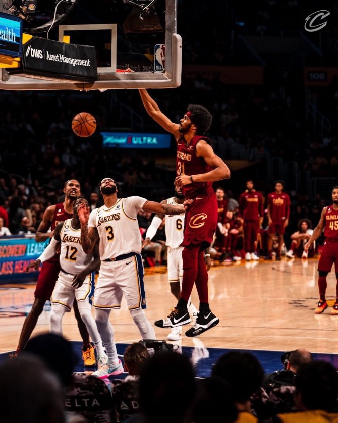Cedi’li Cleveland, Lakers’ı Devirdi