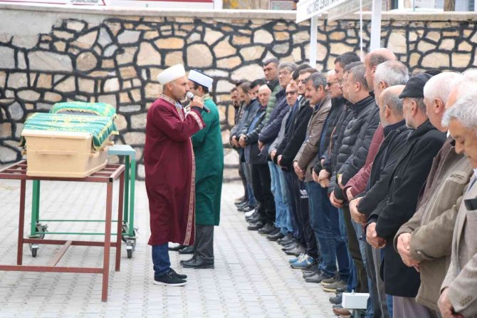 Bolu’daki Trafik Kazasında Yaşamını Yitiren Karı-koca Yan Yana Defnedildi