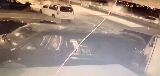 Sultangazi’de Polis Aracı Yolun Karşısına Geçmeye Çalışan Genç Kıza Çarptı