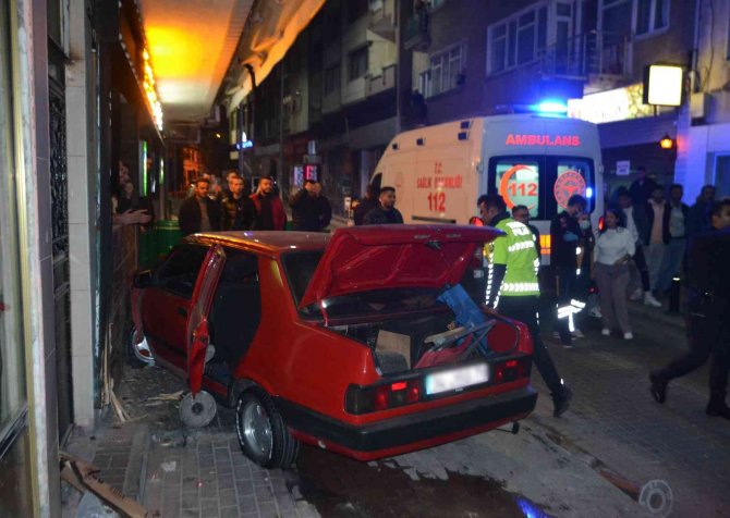 Polisi Görünce Panikleyen Alkollü Sürücü Eğlence Mekanının Duvarına Böyle Çarptı