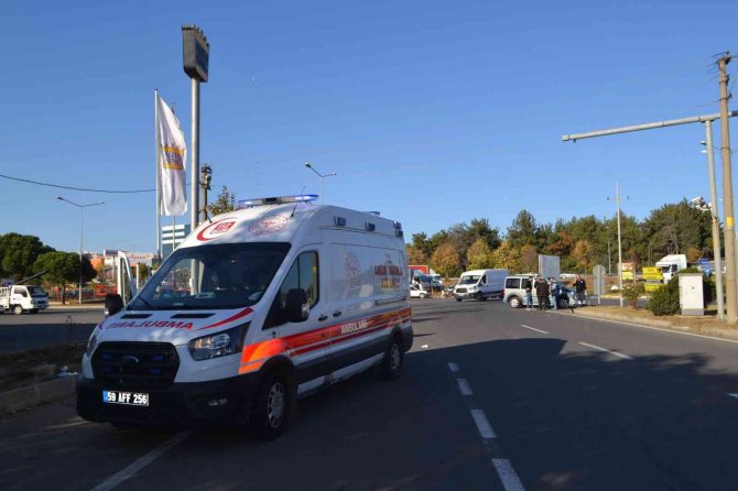 Ambulansla Hafif Ticari Araç Çarpıştı: 2 Sağlık Görevlisi Yaralandı