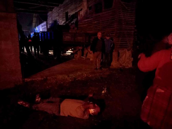 Bisikletliye Çarpmamak İçin Manevra Yaptı, Evin Bahçesine Devrildi: 3 Yaralı