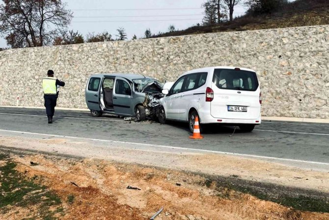Samsun’da 2 Hafif Ticari Araç Kafa Kafaya Çarpıştı: 1 Ölü, 7 Yaralı