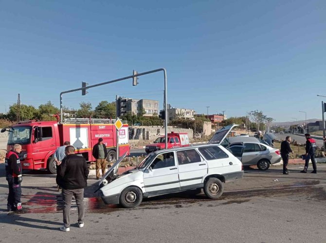 Siirt’te İki Otomobil Çarpıştı: 3 Yaralı