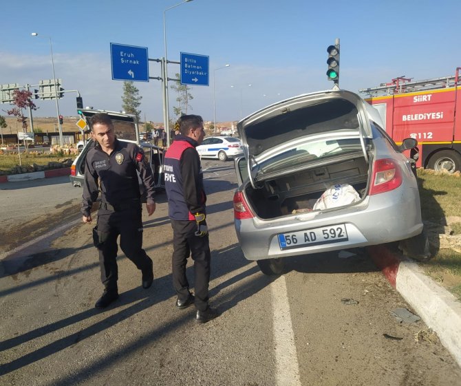Siirt’te İki Otomobil Çarpıştı: 3 Yaralı
