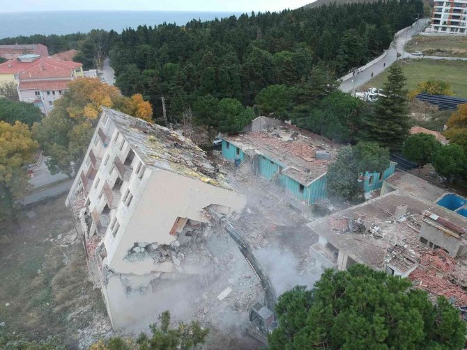 Sinop’ta Yıkım Esnasında Bina Yan Yattı