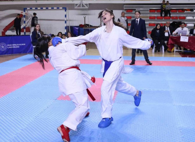 Sivas’ta Yapılan 7. Cumhuriyet Kupası İ̇ller Arası Karate Turnuvası Sona Erdi