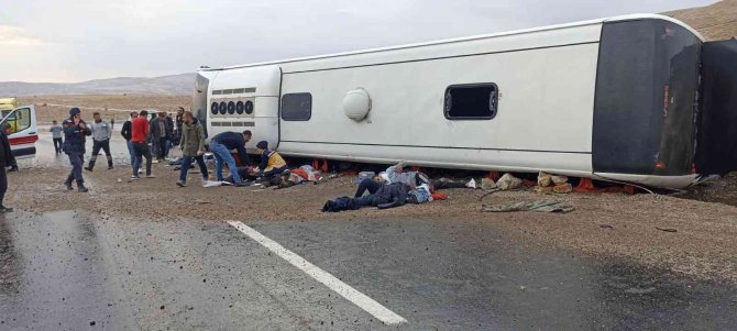 Göçmenleri Taşıyan Otobüs Devrildi, İlk Belirlemelere Göre 3 Kişi Öldü, 27 Kişi Yaralandı