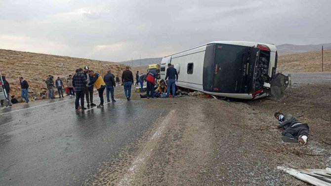 Göçmenleri Taşıyan Otobüs Devrildi, İlk Belirlemelere Göre 3 Kişi Öldü, 27 Kişi Yaralandı
