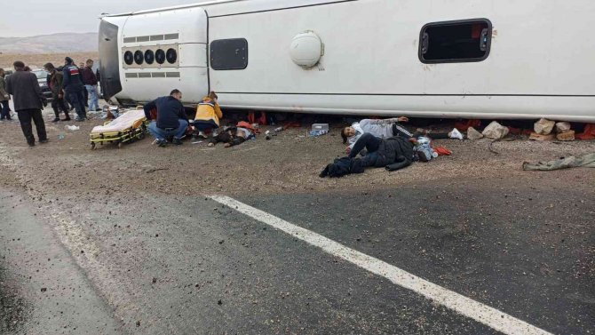 Göçmenleri Taşıyan Otobüs Devrildi, İlk Belirlemelere Göre 3 Kişi Öldü, 27 Kişi Yaralandı