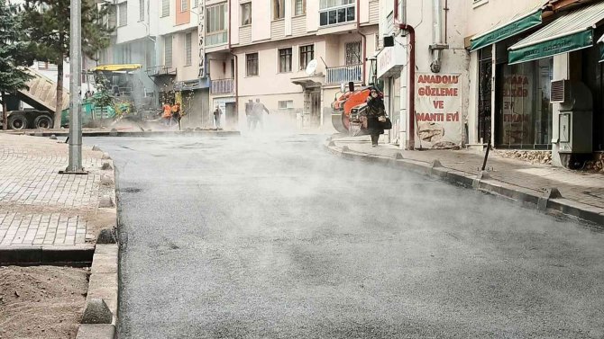 Soğukta Dökülen Asfalt Caddeyi Saunaya Dönüştürdü