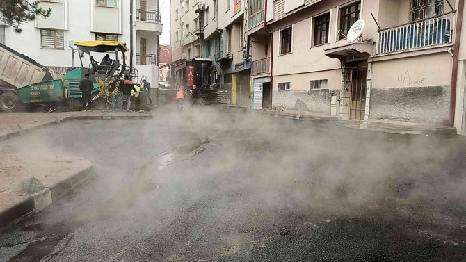 Soğukta Dökülen Asfalt Caddeyi Saunaya Dönüştürdü
