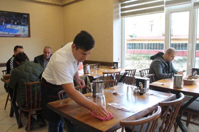 Soğuk Havada Çoruh’un Serin Sularına Girerek Ağaç Parçalarını Topladı