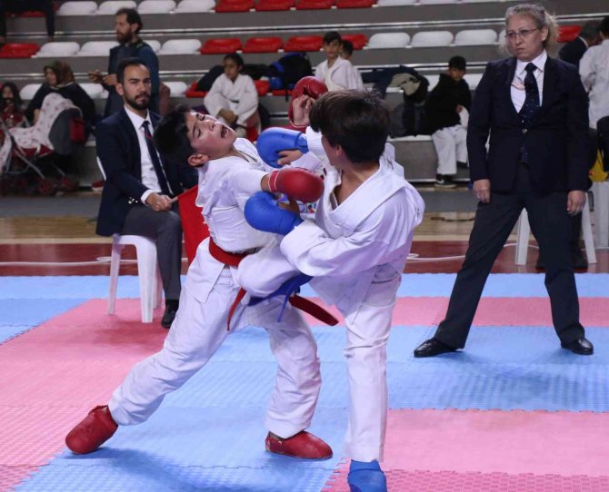 Sivas’ta Yapılan 7. Cumhuriyet Kupası İ̇ller Arası Karate Turnuvası Sona Erdi