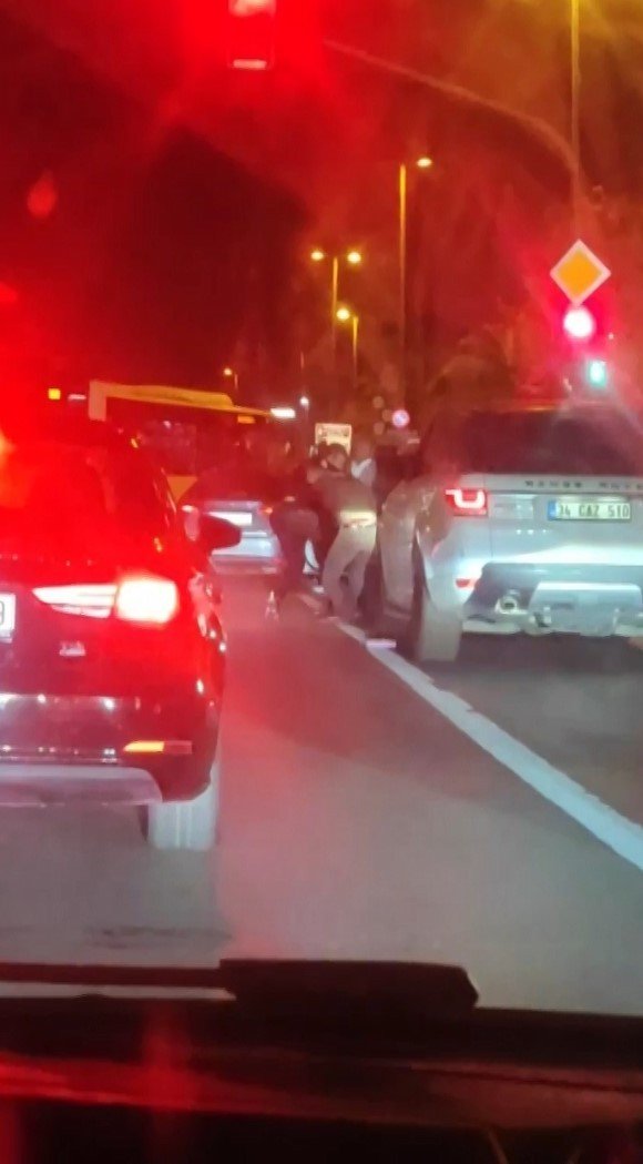 Maltepe’de Sürücülerin Yol Ortasındaki Yumruklu Kavgası Kamerada