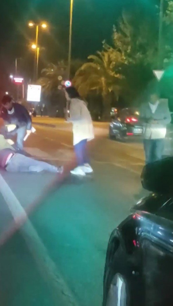 Maltepe’de Sürücülerin Yol Ortasındaki Yumruklu Kavgası Kamerada