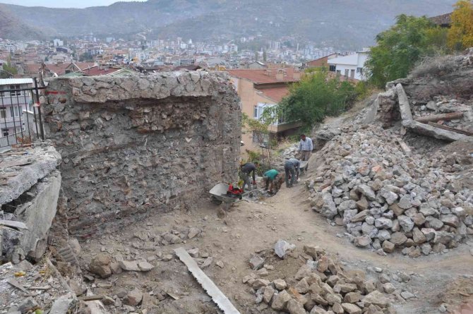 Minaresi Öksüz Kalan Tarihi Cami Yeniden İnşa Ediliyor