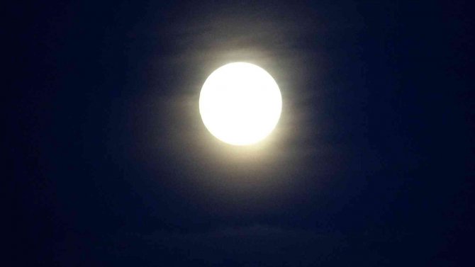 Van’da Bulutlu Havada "Şişkin Ay" Büyüledi