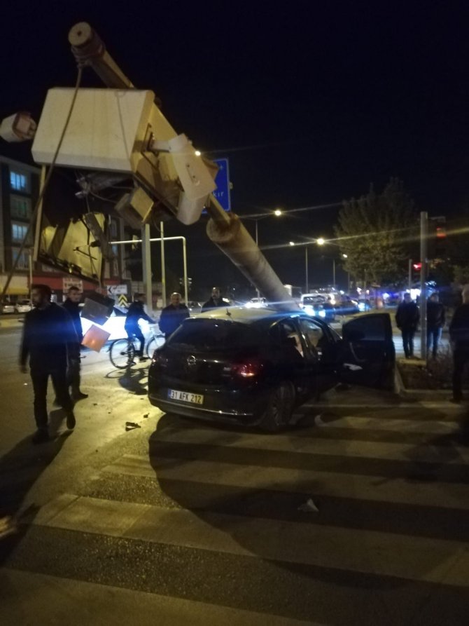 Kazaya Karışan Otomobil Güvenlik Kamerası Direğine Çarparak Durabildi: 2 Yaralı