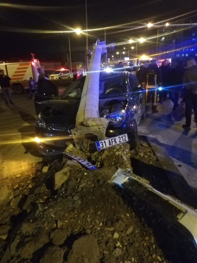 Kazaya Karışan Otomobil Güvenlik Kamerası Direğine Çarparak Durabildi: 2 Yaralı