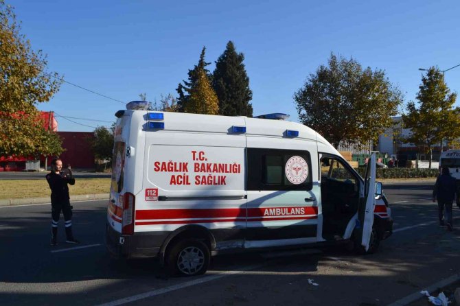 Ambulansla Hafif Ticari Araç Çarpıştı: 2 Sağlık Görevlisi Yaralandı