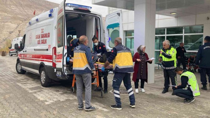 Göçmenleri Taşıyan Otobüs Devrildi: 2 Kişi Öldü 40 Kişi Yaralandı