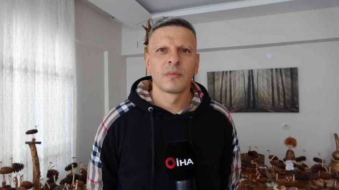 Doğadan Topladığı Ağaç Parçalarını Sanata Dönüştürüyor