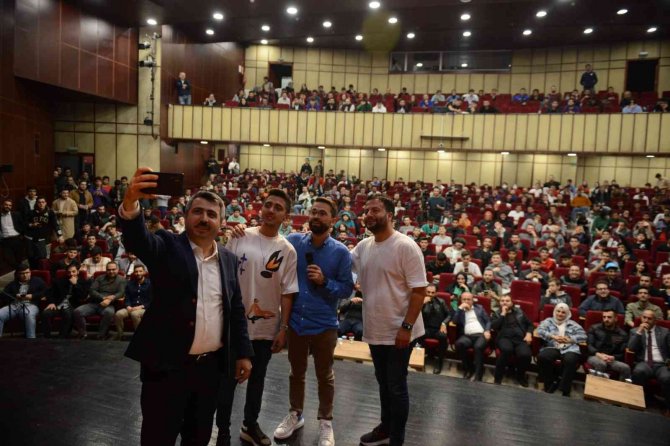 Fenomenler Yıldırımlı Gençlerle Buluştu