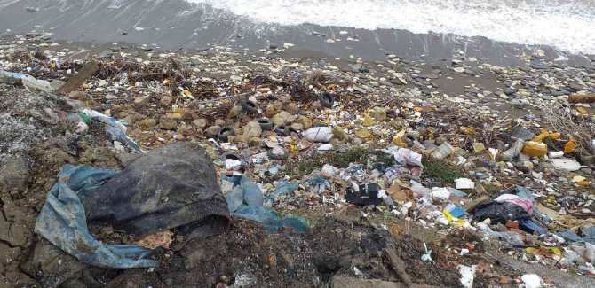 Alaplı Sahili Adeta Çöplüğe Döndü