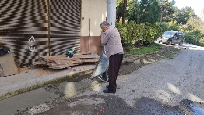 Belediyeden Hizmet Gelmeyince Mahalleli Kendi Yolunu Kendi Yapıyor