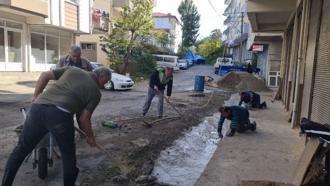 Belediyeden Hizmet Gelmeyince Mahalleli Kendi Yolunu Kendi Yapıyor