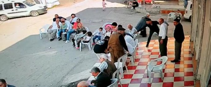 Sandalyede Oturan Adamı Vurdu