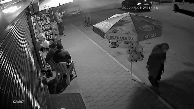 Yaşlı Kadının Ağzını Kapatıp Telefon Ve Cüzdanını Gasp Ettiler