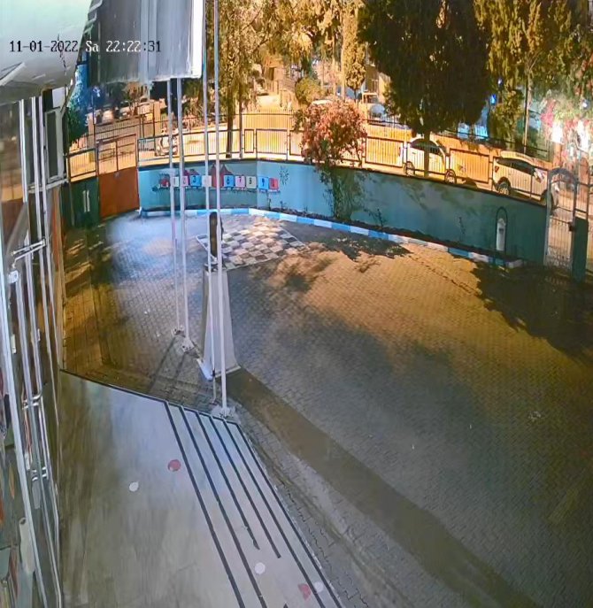 Yaşlı Kadının Ağzını Kapatıp Telefon Ve Cüzdanını Gasp Ettiler