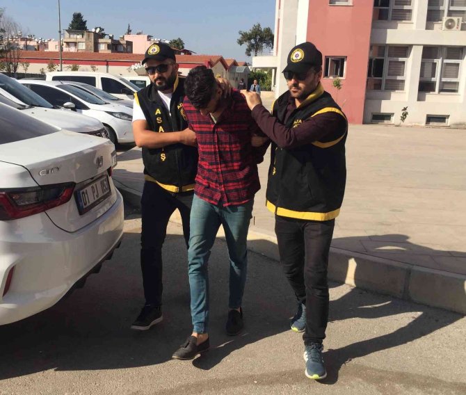Yaşlı Kadının Ağzını Kapatıp Telefon Ve Cüzdanını Gasp Ettiler