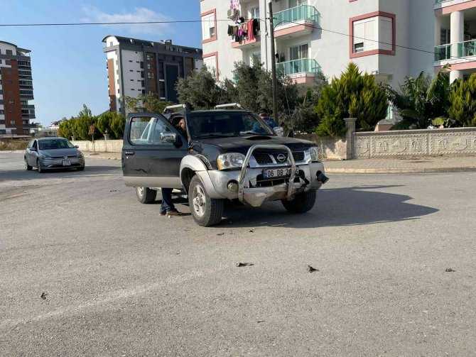 Devrilen Aracın Sürücüsü Hafif Sıyrıklarla Kurtuldu