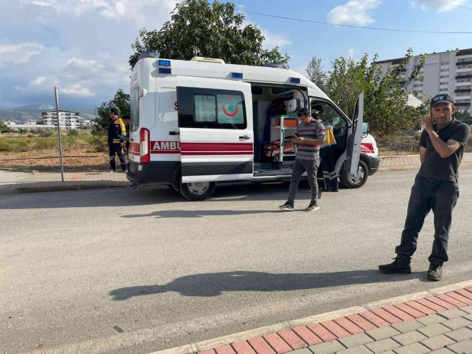 Devrilen Aracın Sürücüsü Hafif Sıyrıklarla Kurtuldu