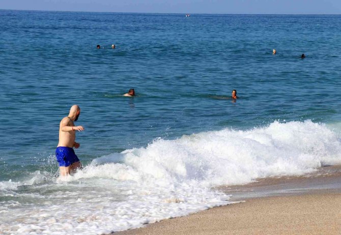 Yurtta Soğuk Hava Etkili Olurken Alanya’da Deniz Keyfi Yaptılar