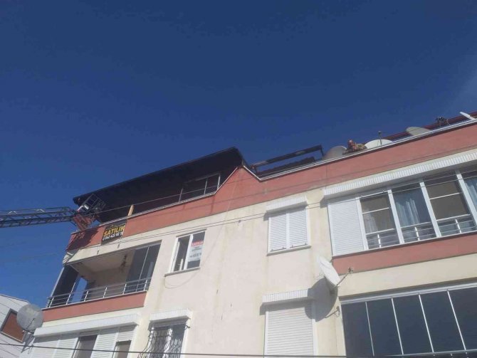 Çatı Katında Çıkan Yangın Korkuttu