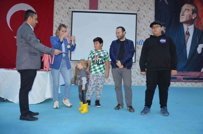 Gömeç Atatürk Kayalıkları Satranç Turnuvası Yapıldı