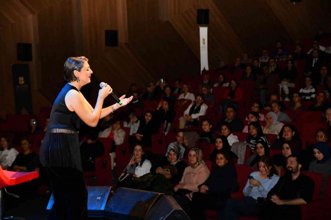 Sanatçı Dilek Türkan Kadife Sesiyle Balıkesirliler’i Mest Etti