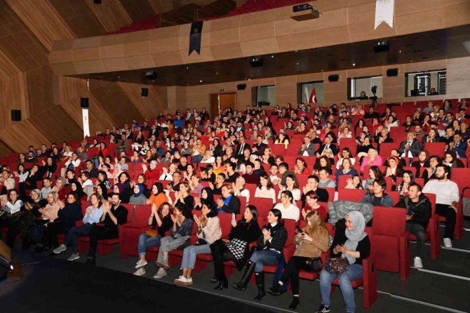 Sanatçı Dilek Türkan Kadife Sesiyle Balıkesirliler’i Mest Etti