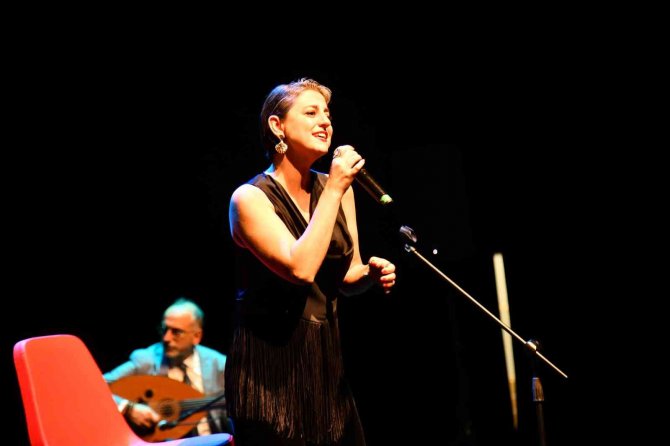 Sanatçı Dilek Türkan Kadife Sesiyle Balıkesirliler’i Mest Etti